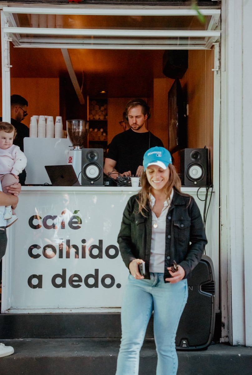 Balcão “café colhido a dedo” com DJ